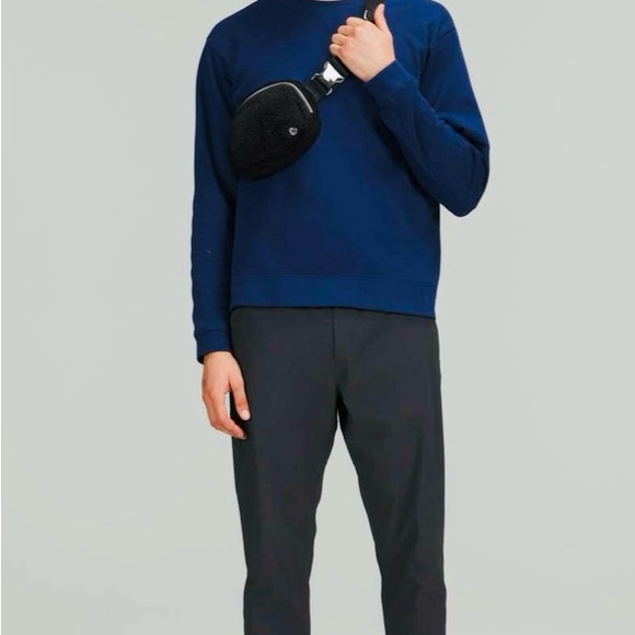 Lululemon Black Sherpa Belt Bag - Picture 6 of 16